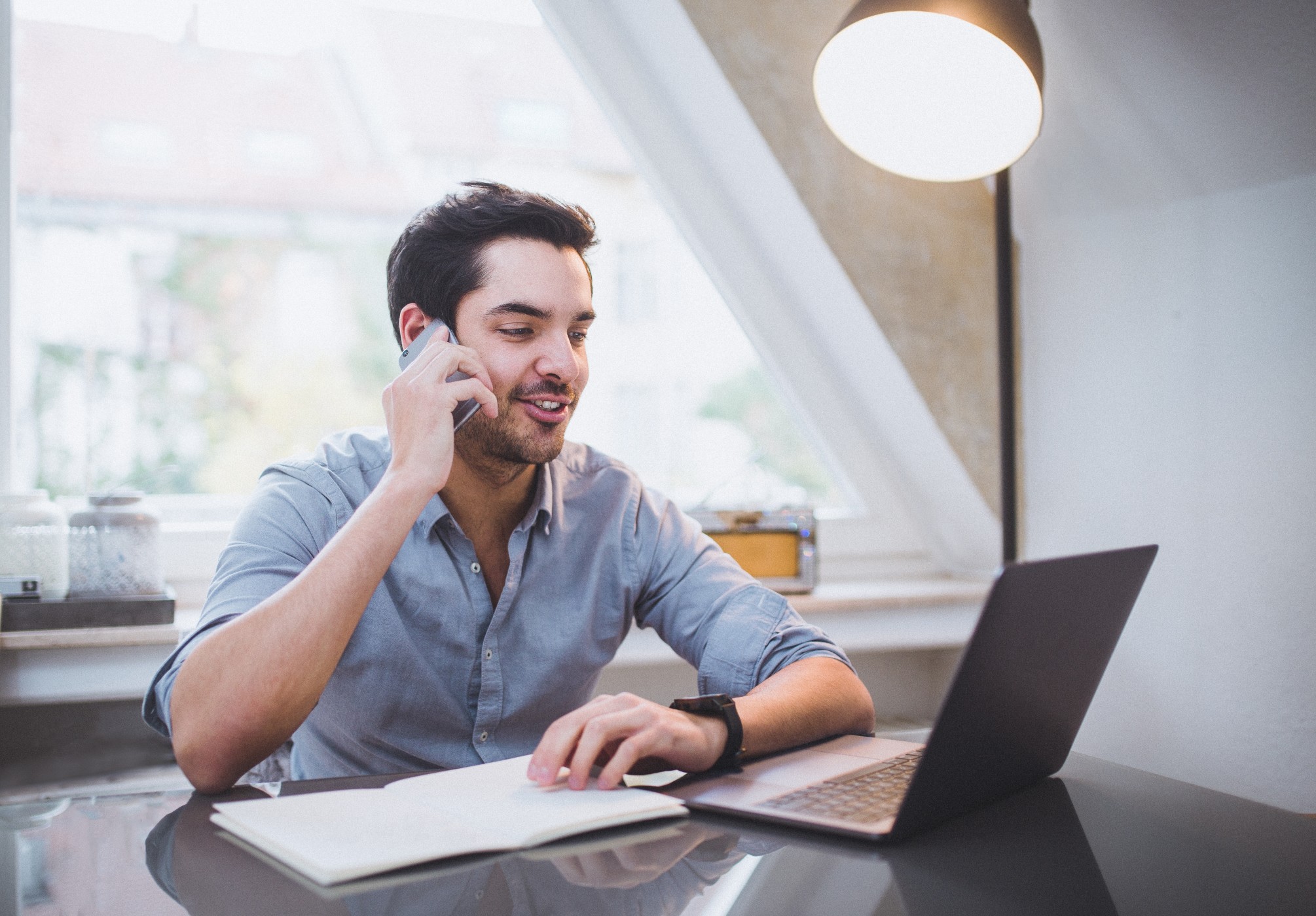 homme-telephone-pc homme-telephone-pc
