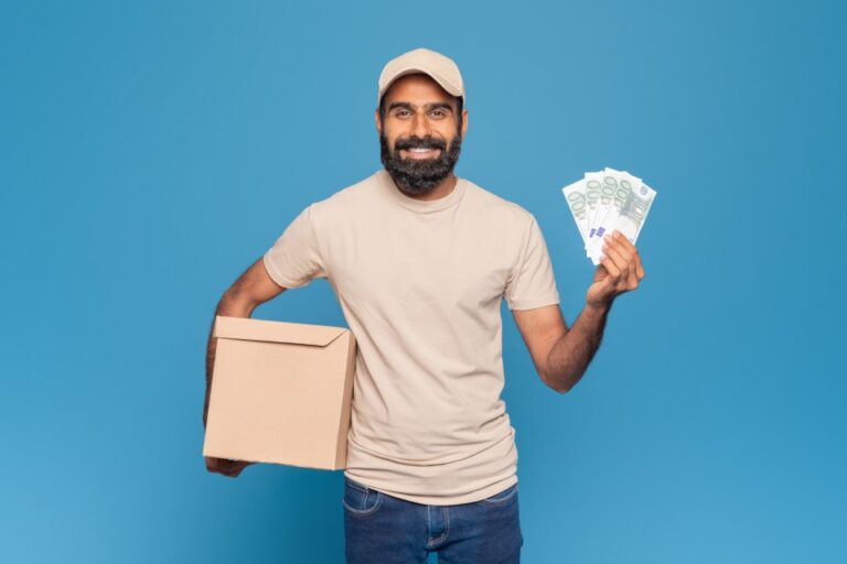 Entrepreneurs célébrant une vente en ligne illustrant le dropshipping salaire